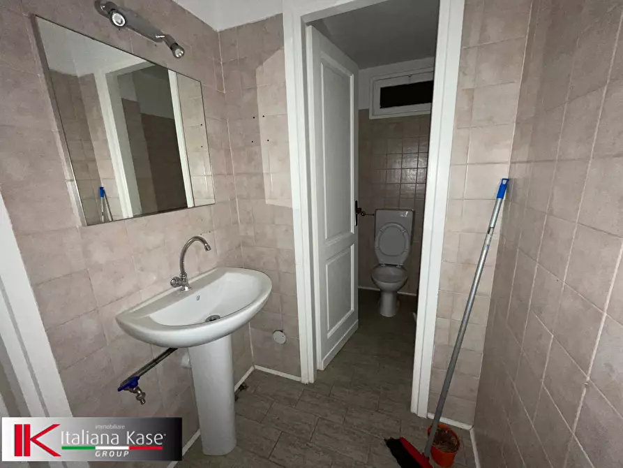 Immagine 21 di Negozio in affitto  in corso italia a Bruino