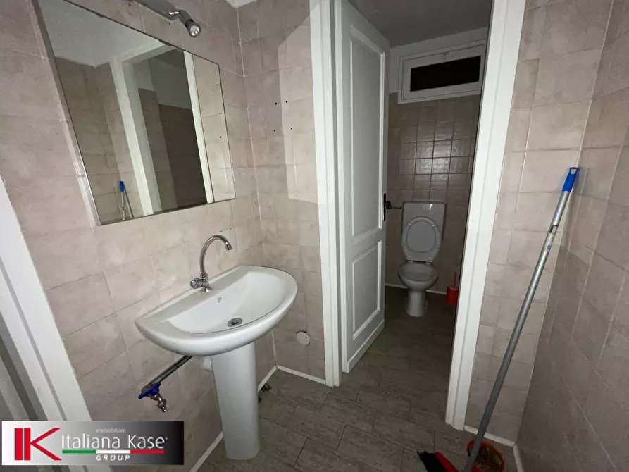 Immagine 14 di Negozio in affitto  in corso italia a Bruino