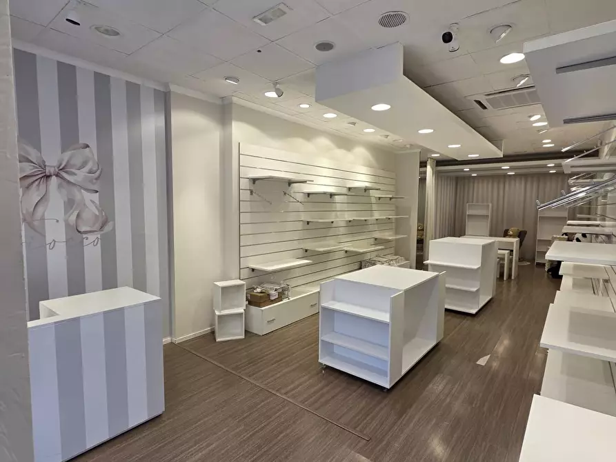 Immagine 5 di Locale commerciale in vendita  in via Montesanto 91 a Cosenza