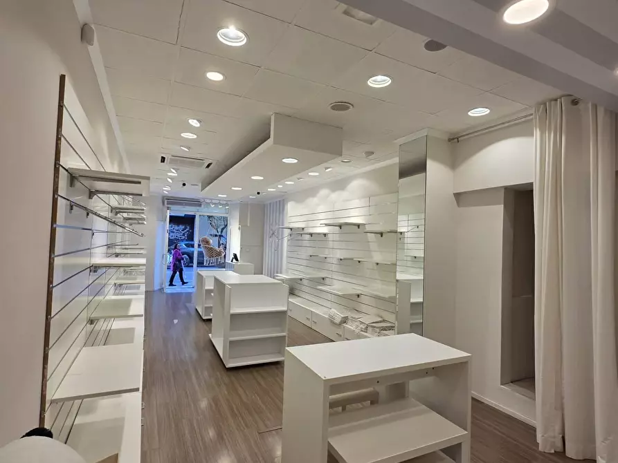 Immagine 6 di Locale commerciale in vendita  in via Montesanto 91 a Cosenza