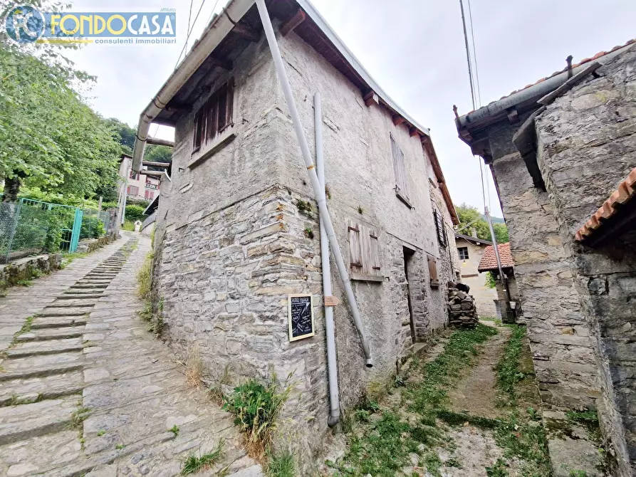 Immagine 2 di Casa semindipendente in vendita  in piazzaga a Bizzarone