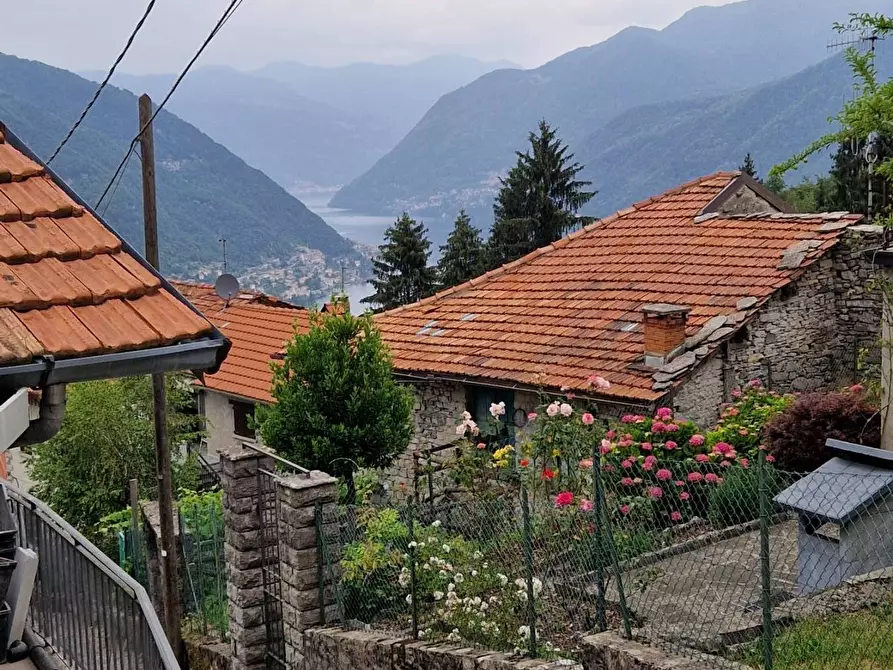 Immagine 4 di Casa semindipendente in vendita  in piazzaga a Bizzarone