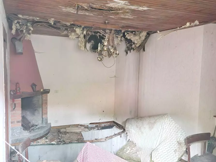 Immagine 5 di Casa semindipendente in vendita  in piazzaga a Bizzarone