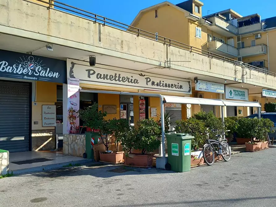 Immagine 1 di Attività commerciale in vendita  in viale giuseppe verdi 20 a Montecorvino Pugliano