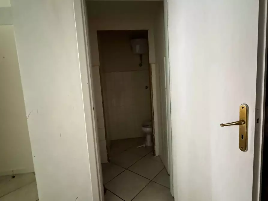 Immagine 4 di Locale commerciale in affitto  in Via sabato robertelli 6 a Salerno