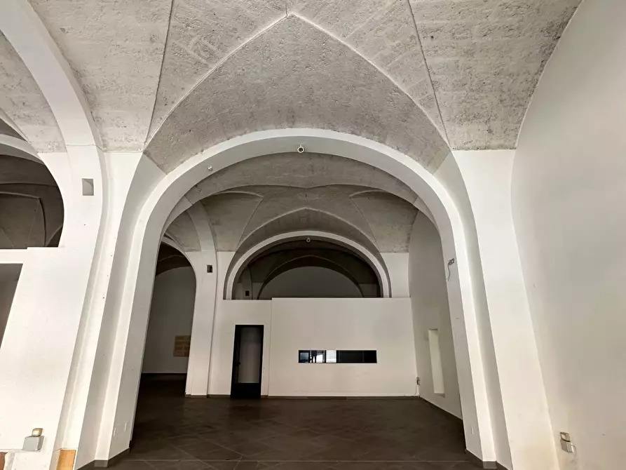 Immagine 4 di Locale commerciale in vendita  in Via Piave 72/73 a Maglie