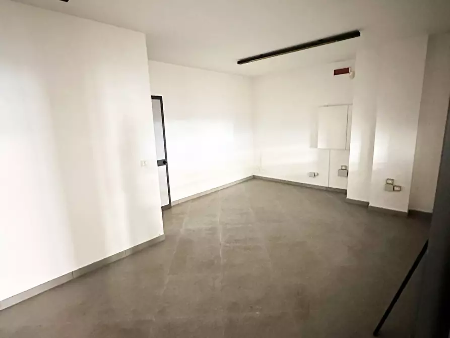 Immagine 8 di Locale commerciale in vendita  in Via Piave 72/73 a Maglie