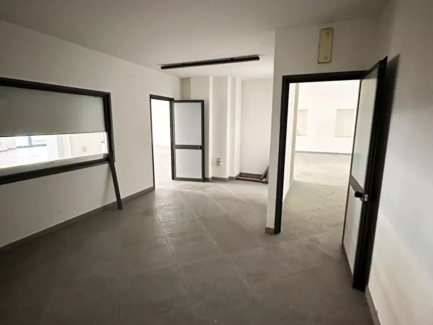 Immagine 9 di Locale commerciale in vendita  in Via Piave 72/73 a Maglie