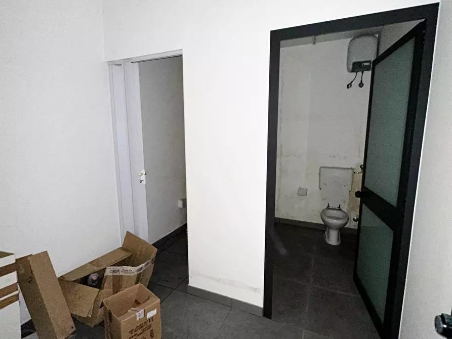 Immagine 10 di Locale commerciale in vendita  in Via Piave 72/73 a Maglie