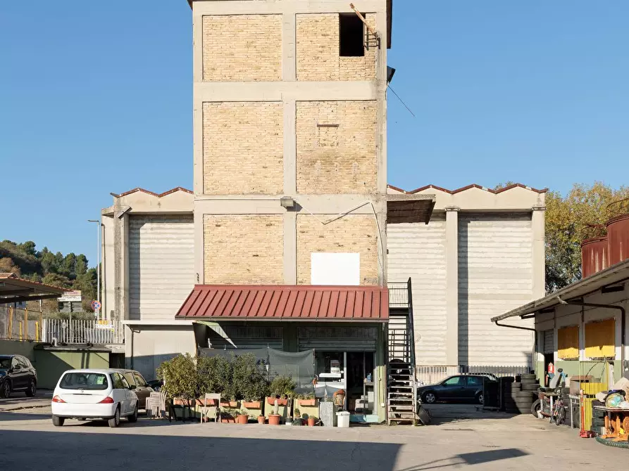 Immagine 2 di Locale commerciale in vendita  in Via Piceno Aprutina 33 a Ascoli Piceno