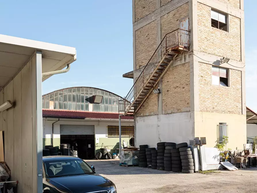 Immagine 8 di Locale commerciale in vendita  in Via Piceno Aprutina 33 a Ascoli Piceno