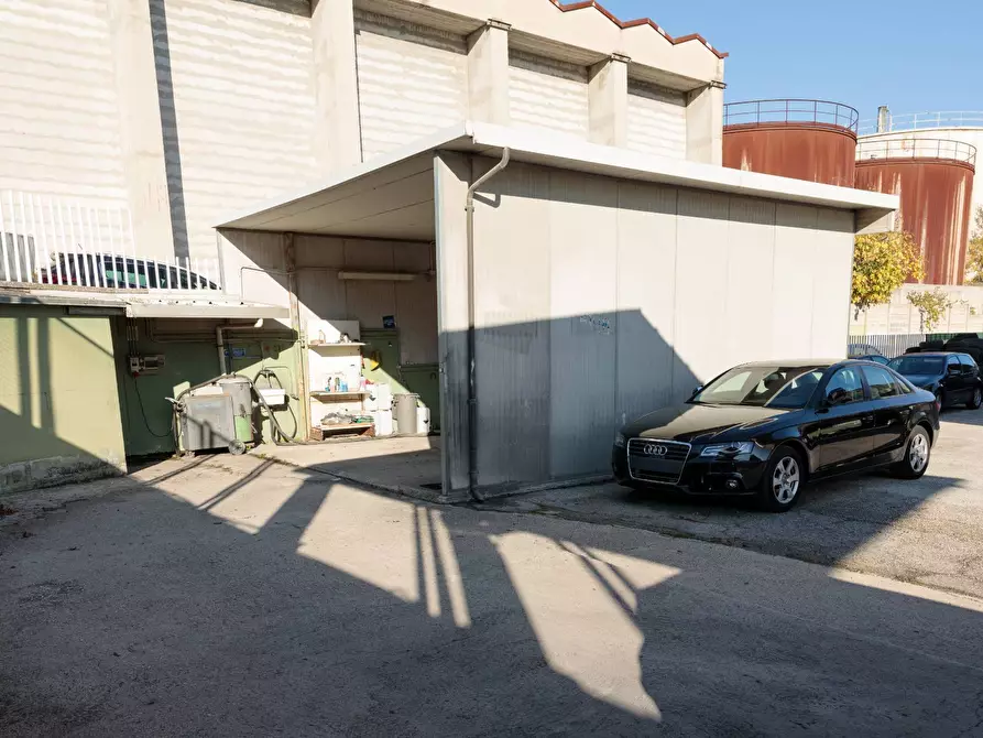 Immagine 10 di Locale commerciale in vendita  in Via Piceno Aprutina 33 a Ascoli Piceno