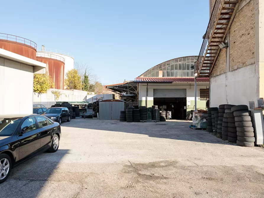 Immagine 11 di Locale commerciale in vendita  in Via Piceno Aprutina 33 a Ascoli Piceno