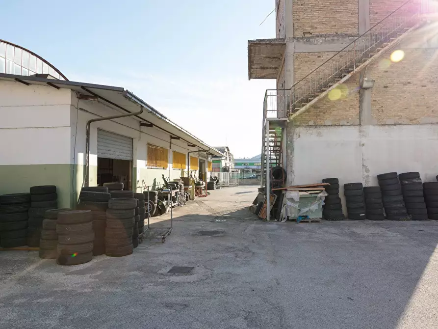 Immagine 12 di Locale commerciale in vendita  in Via Piceno Aprutina 33 a Ascoli Piceno