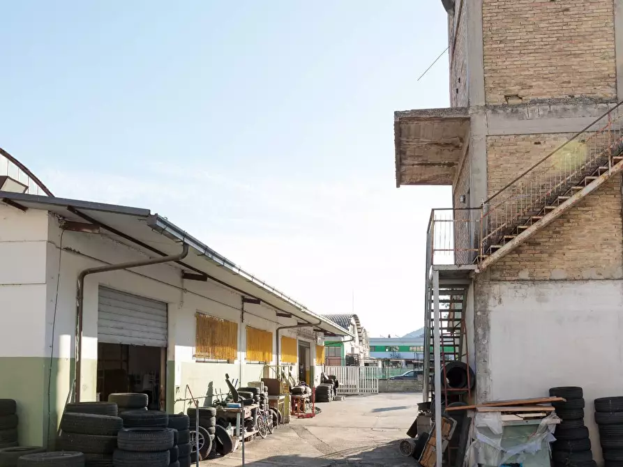 Immagine 13 di Locale commerciale in vendita  in Via Piceno Aprutina 33 a Ascoli Piceno