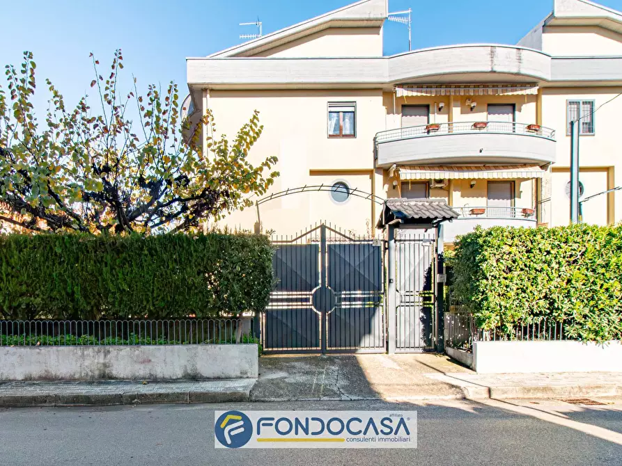 Immagine 2 di Villetta a schiera in vendita  in Via Friuli 1 a Montecorvino Pugliano