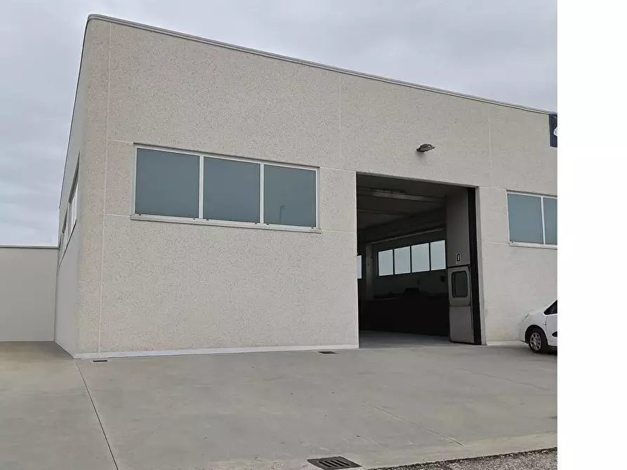 Immagine 1 di Locale commerciale in vendita  in Via Cristoforo Colombo a Teramo