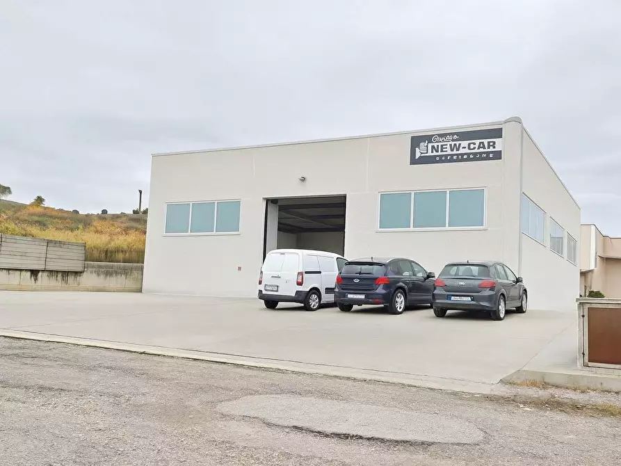 Immagine 3 di Locale commerciale in vendita  in Via Cristoforo Colombo a Teramo