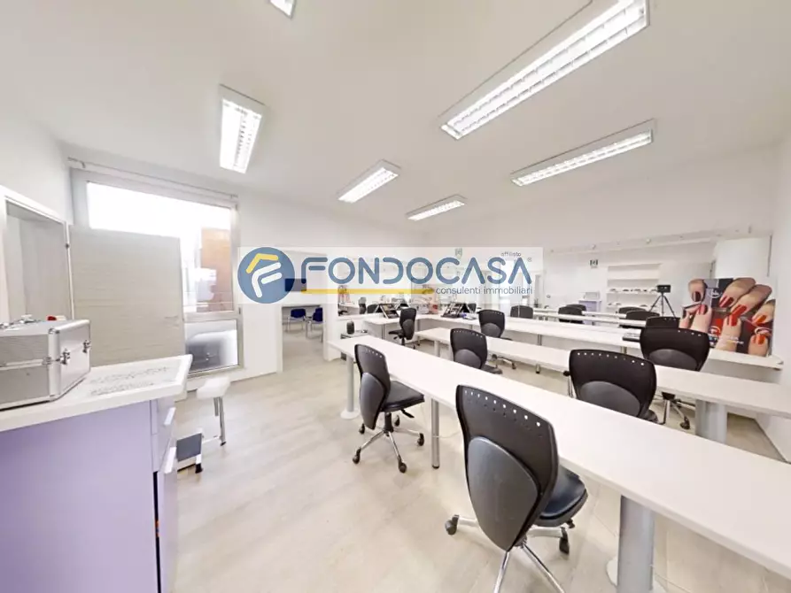 Immagine 10 di Locale commerciale in vendita  in Via Santagostino 7 a Tricase