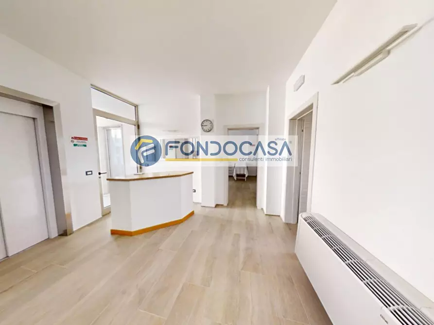 Immagine 6 di Locale commerciale in vendita  in Via Santagostino 7 a Tricase