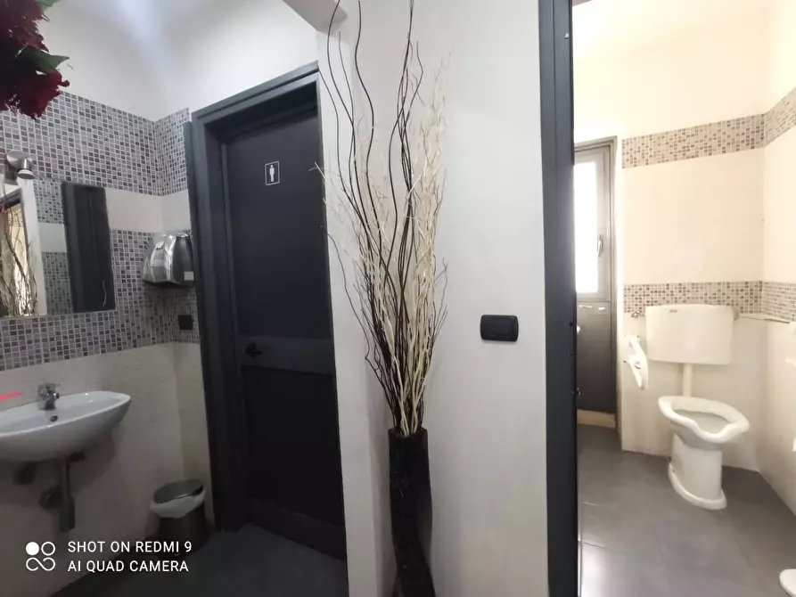 Immagine 11 di Attività commerciale in vendita  a Pomigliano D'arco