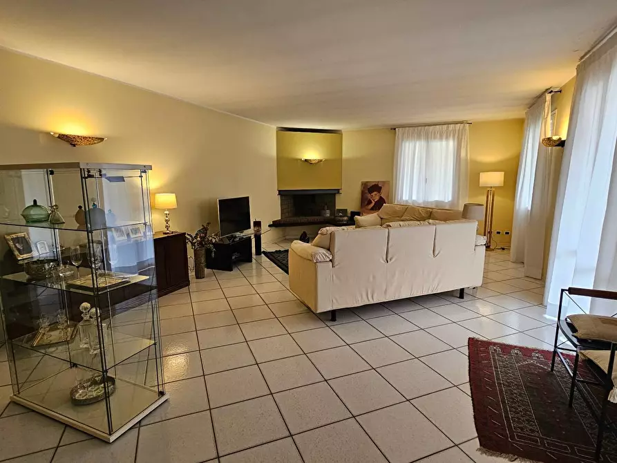 Immagine 1 di Villa in vendita  in Via Fiume Montone Abbandonato a Ravenna