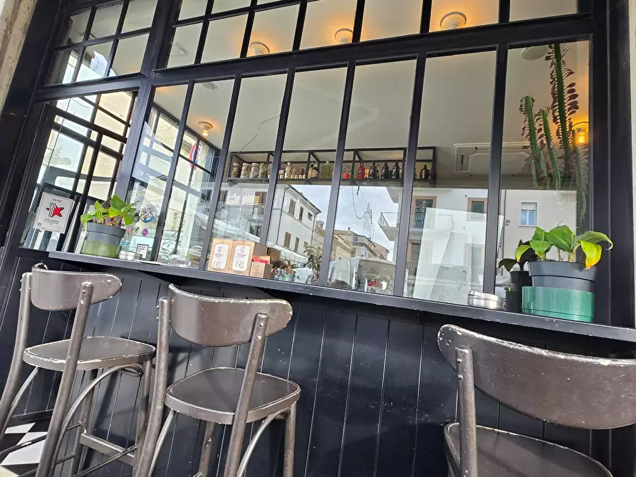 Immagine 25 di Attività commerciale in vendita  a San Benedetto Del Tronto