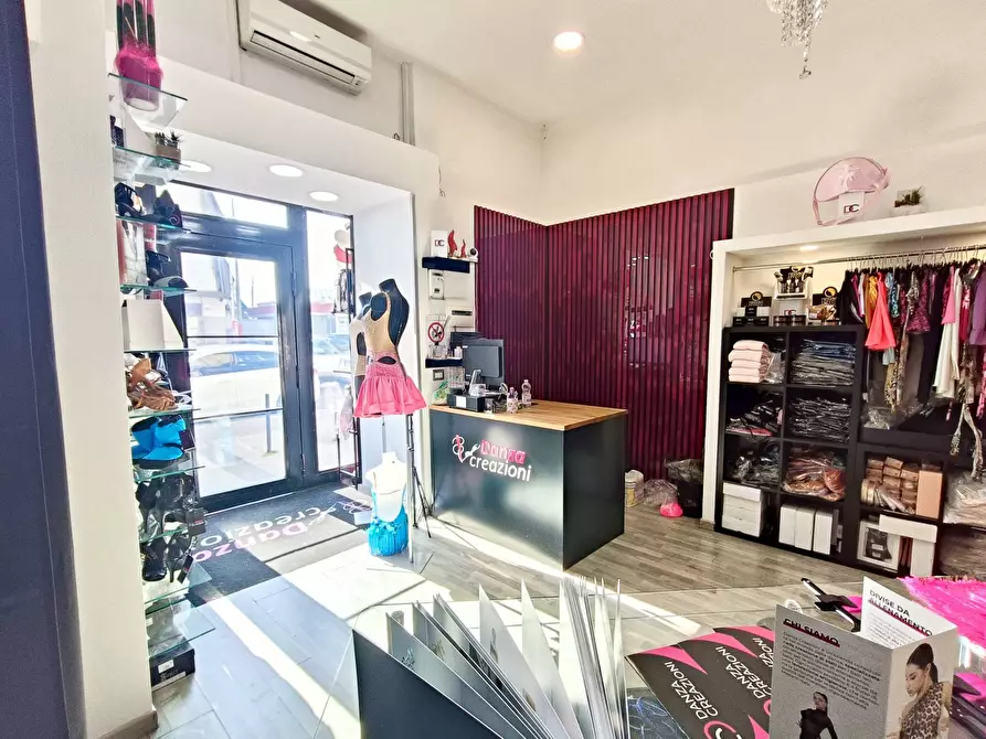 Immagine 6 di Locale commerciale in vendita  a Napoli