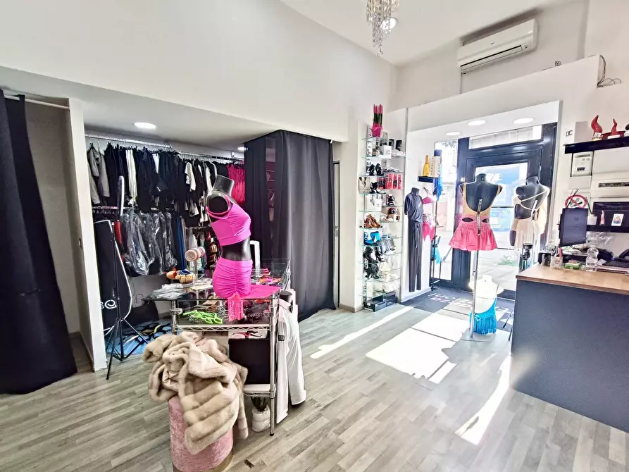 Immagine 3 di Locale commerciale in vendita  a Napoli