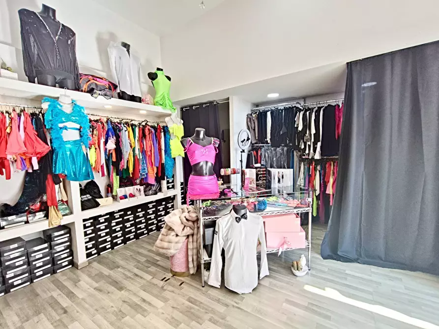 Immagine 1 di Locale commerciale in vendita  a Napoli