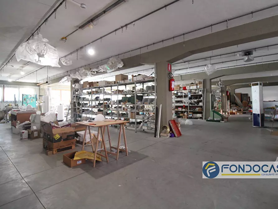 Immagine 17 di Locale commerciale in vendita  in Via Del Tiglio a Calcinaia