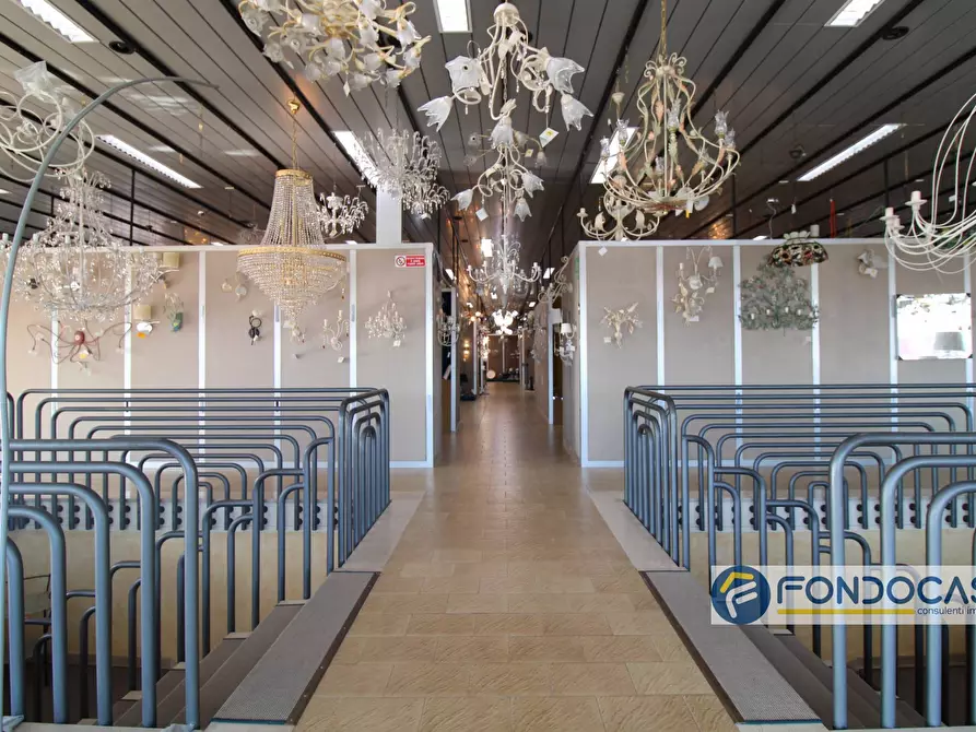 Immagine 19 di Locale commerciale in vendita  in Via Del Tiglio a Calcinaia