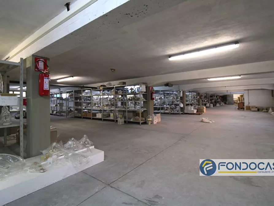 Immagine 23 di Locale commerciale in vendita  in Via Del Tiglio a Calcinaia