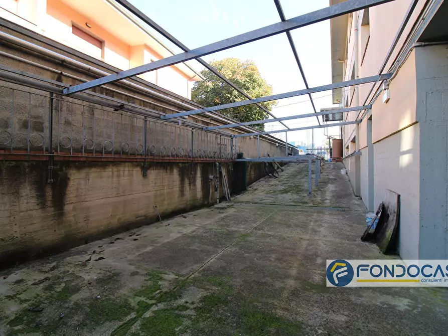 Immagine 25 di Locale commerciale in vendita  in Via Del Tiglio a Calcinaia