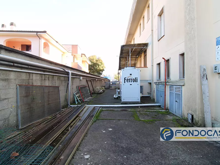 Immagine 26 di Locale commerciale in vendita  in Via Del Tiglio a Calcinaia