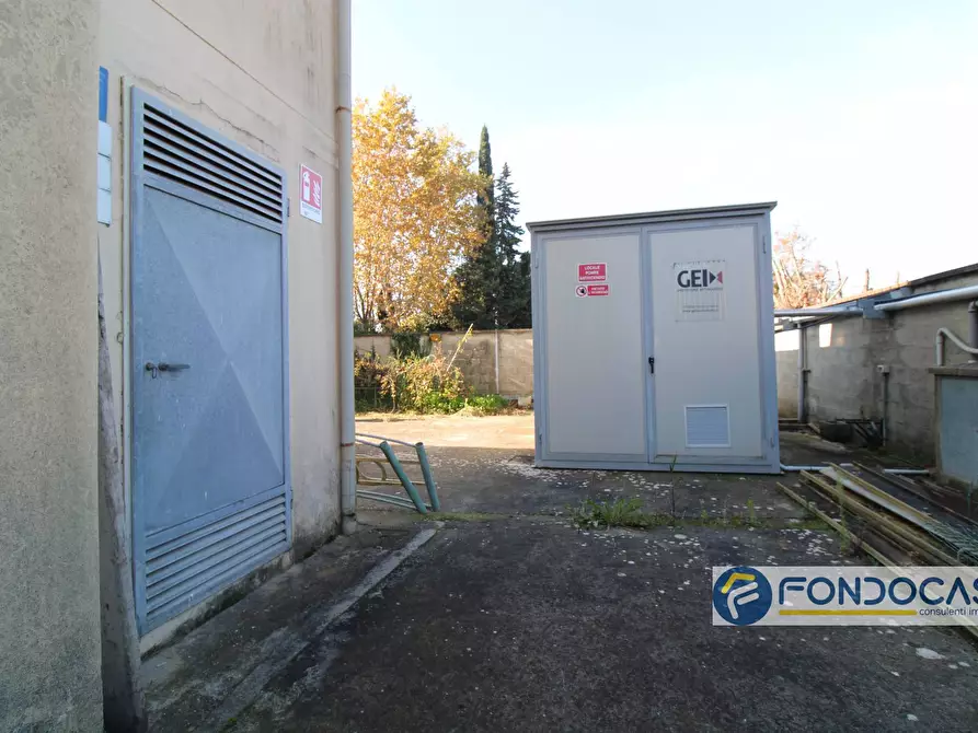 Immagine 27 di Locale commerciale in vendita  in Via Del Tiglio a Calcinaia