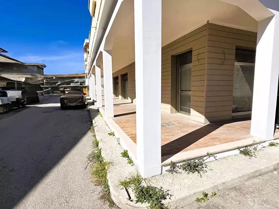 Immagine 11 di Locale commerciale in vendita  in Via Tagliamento a Martinsicuro