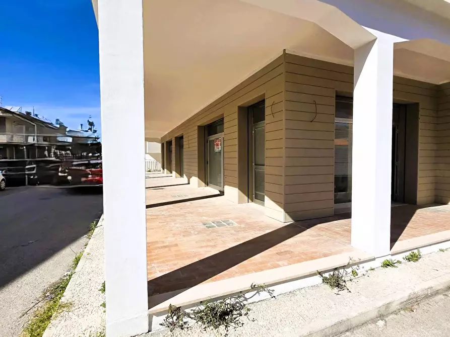 Immagine 9 di Locale commerciale in vendita  in Via Tagliamento a Martinsicuro