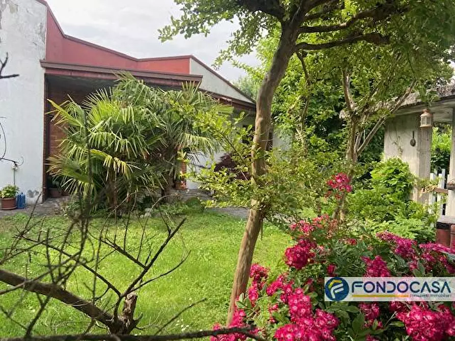 Immagine 7 di Villa in vendita  a Capriolo