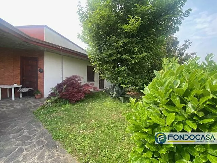 Immagine 8 di Villa in vendita  a Capriolo