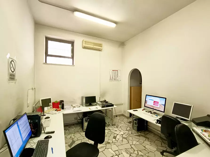 Immagine 2 di Attività commerciale in affitto  a Casoria