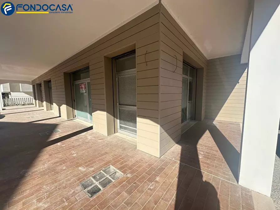 Immagine 12 di Locale commerciale in vendita  in Via Tagliamento a Martinsicuro