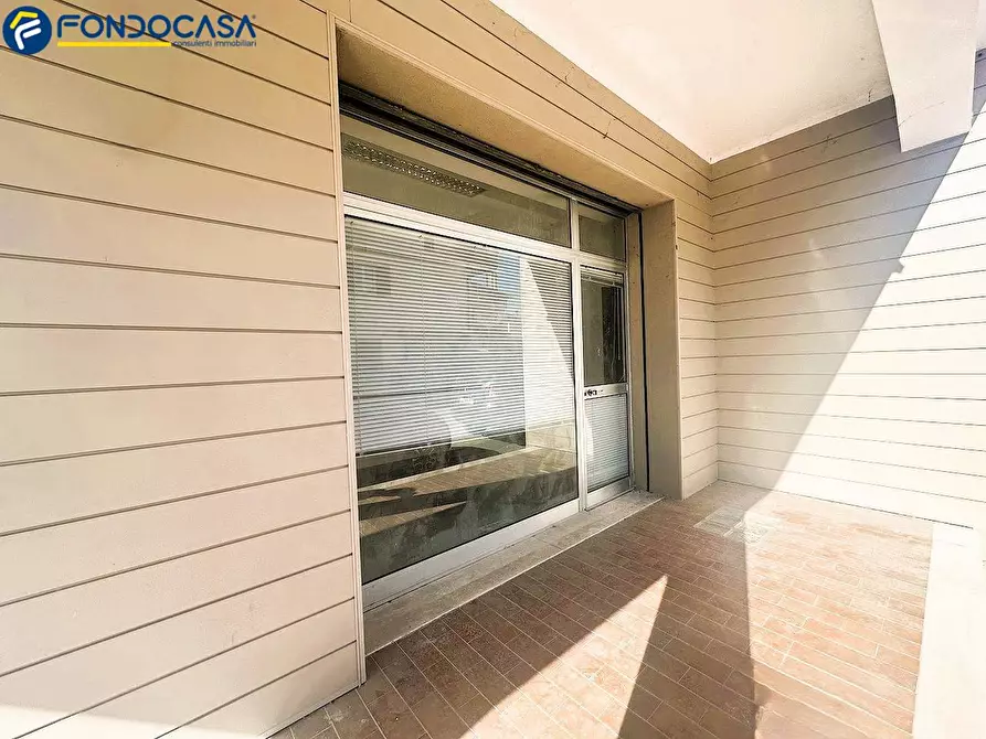 Immagine 2 di Locale commerciale in vendita  in Via Tagliamento a Martinsicuro