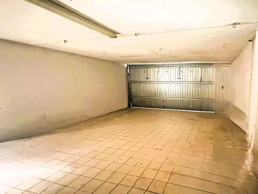 Immagine 10 di Locale commerciale in vendita  in Via Tagliamento a Martinsicuro