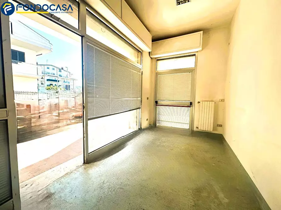 Immagine 3 di Locale commerciale in vendita  in Via Tagliamento a Martinsicuro