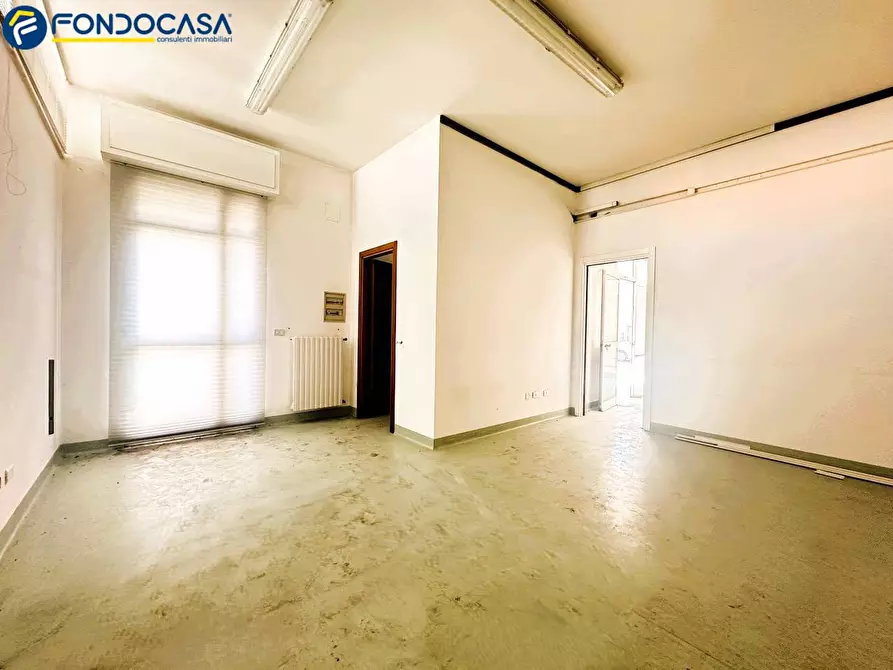 Immagine 4 di Locale commerciale in vendita  in Via Tagliamento a Martinsicuro