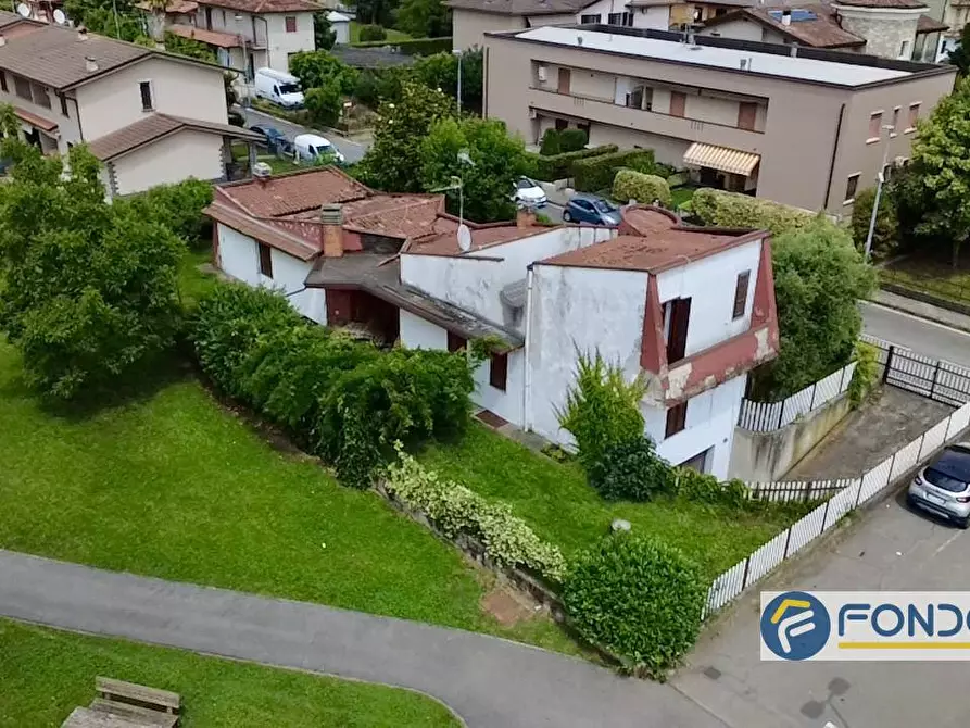 Immagine 1 di Villa in vendita  a Capriolo