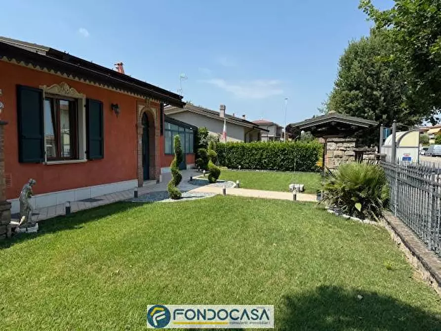 Immagine 2 di Villa in vendita  a Adro