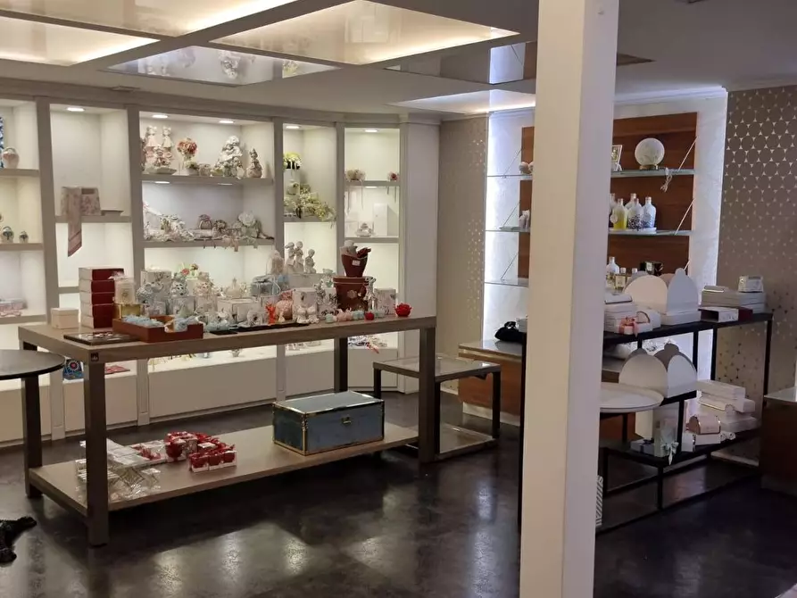 Immagine 12 di Locale commerciale in affitto  in Via Raffaele de pascale 10 a Angri