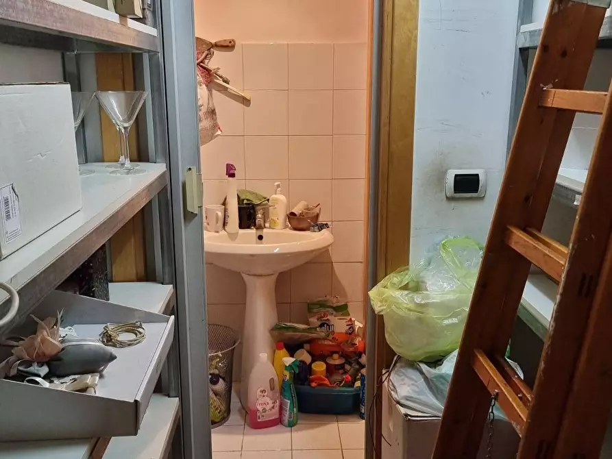 Immagine 21 di Locale commerciale in affitto  in Via Raffaele de pascale 10 a Angri